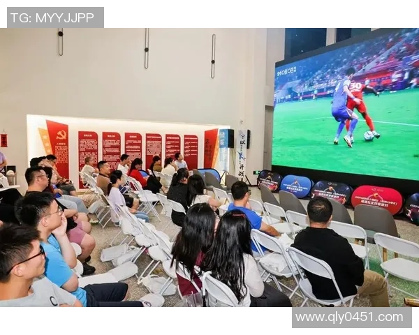 足球巨星陪儿子观赛场内外温馨互动展现父子情深